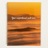 Je aangepaste tekstzonsopgang boven het mistroosti planner (Voorkant)