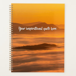 Je aangepaste tekstzonsopgang boven het mistroosti planner