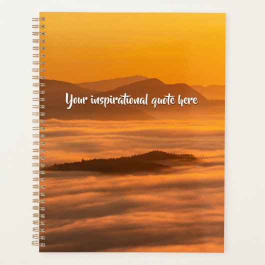 Je aangepaste tekstzonsopgang boven het mistroosti planner (Voorkant)