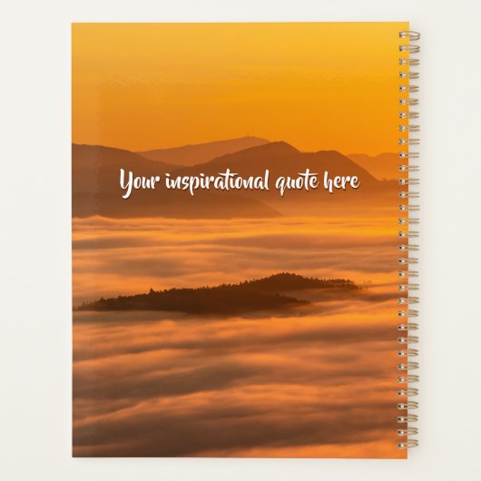 Je aangepaste tekstzonsopgang boven het mistroosti planner (Achterkant)