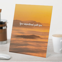 Je aangepaste tekstzonsopgang boven het mistroosti reclamebord met voetstuk