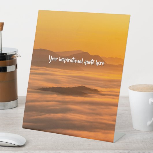 Je aangepaste tekstzonsopgang boven het mistroosti reclamebord met voetstuk (Insitu)