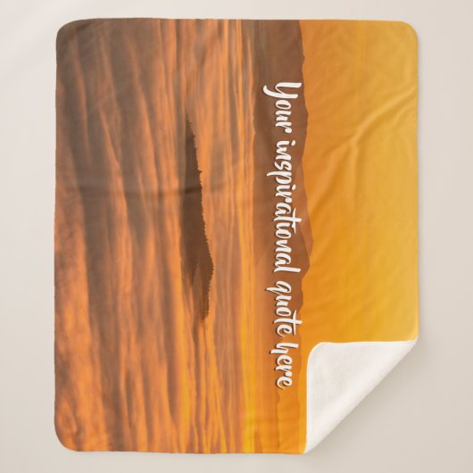 Je aangepaste tekstzonsopgang boven het mistroosti sherpa deken (Voorkant)