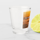 Je aangepaste tekstzonsopgang boven het mistroosti shot glas (Links)