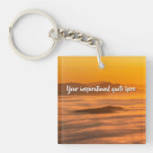 Je aangepaste tekstzonsopgang boven het mistroosti sleutelhanger (Voorkant)