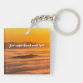 Je aangepaste tekstzonsopgang boven het mistroosti sleutelhanger (Achterkant)