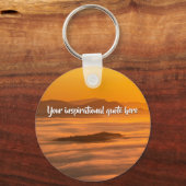 Je aangepaste tekstzonsopgang boven het mistroosti sleutelhanger (Voorkant)