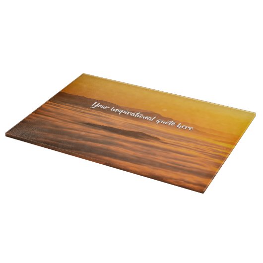 Je aangepaste tekstzonsopgang boven het mistroosti snijplank (Hoek)