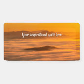 Je aangepaste tekstzonsopgang boven het mistroosti spandoek (Horizontaal)