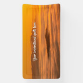 Je aangepaste tekstzonsopgang boven het mistroosti spandoek (Verticaal)