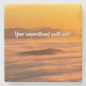 Je aangepaste tekstzonsopgang boven het mistroosti stenen onderzetter (Voorkant)