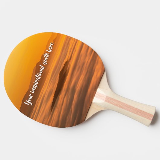 Je aangepaste tekstzonsopgang boven het mistroosti tafeltennisbatje (Zijkant)
