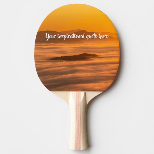 Je aangepaste tekstzonsopgang boven het mistroosti tafeltennisbatje (Voorkant)
