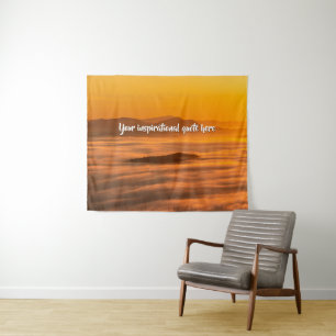 Je aangepaste tekstzonsopgang boven het mistroosti wandkleed