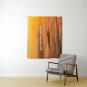 Je aangepaste tekstzonsopgang boven het mistroosti wandkleed (In situ)