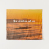 Je aangepaste tekstzonsopgang boven het mistroosti wandkleed (Voorkant (horizontaal))