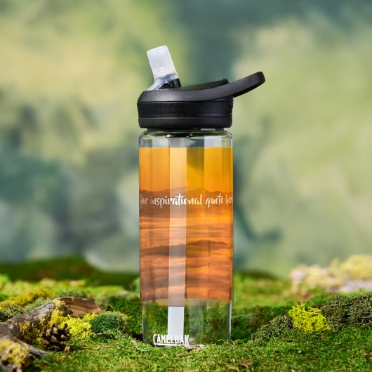 Je aangepaste tekstzonsopgang boven het mistroosti waterfles (Buiten)