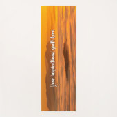 Je aangepaste tekstzonsopgang boven het mistroosti yogamat (Voorkant)