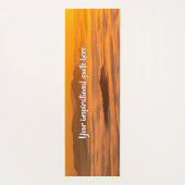 Je aangepaste tekstzonsopgang boven het mistroosti yogamat (Achterkant)