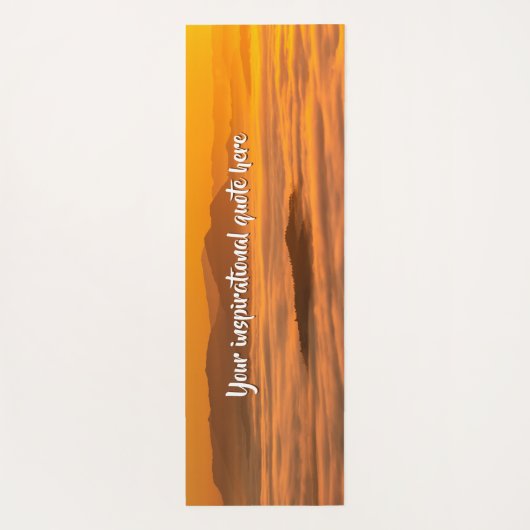 Je aangepaste tekstzonsopgang boven het mistroosti yogamat (Achterkant)