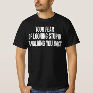 Je angst om er dom uit te zien houdt je tegen t-shirt