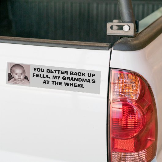 JE BACKT MEER OP FELLA, MIJN GRANDMA'S BUMPERSTICKER (Op Truck)
