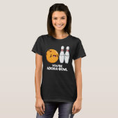 Je bent Adora-Bowl Funny Bowling Pun Dark BG T-shirt (Voorkant volledig)