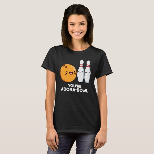 Je bent Adora-Bowl Funny Bowling Pun Dark BG T-shirt (Voorkant volledig)