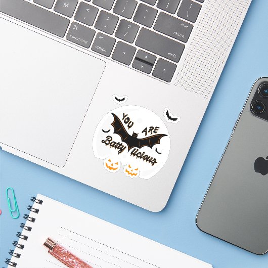 Je bent Battylicious Vinyl Sticker Cutout (Laptop met iPhone)