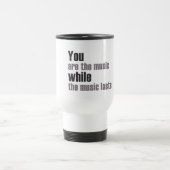 je bent de muziek terwijl de muziek blijft hangen reisbeker (Center)