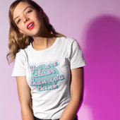 Je bent dichterbij dan je denkt Retro Positiviteit T-shirt