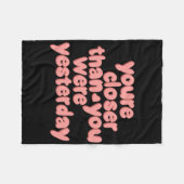 Je bent dichterbij dan je gisteren was Sticker Fleece Deken (Voorkant (Horizontaal))