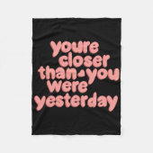 Je bent dichterbij dan je gisteren was Sticker Fleece Deken (Voorkant)