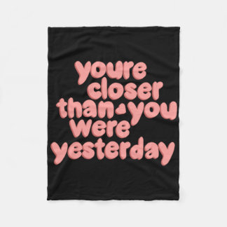Je bent dichterbij dan je gisteren was Sticker Fleece Deken