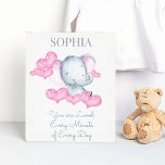 Je bent dol op Cute Baby Girl Elephant Persoonlijk Canvas Afdruk<br><div class="desc">Pas deze schattige canvasafdruk aan voor de kinderkamer of slaapkamer van je baby girl. Het ontwerp is voorzien van een liefje meisje olifant met roze oren, omringd door roze liefdesharten. De formulering luidt: "[jouw naam] U bent elke minuut van elke dag geliefd". De sjabloon is ingesteld om uw eigen naam...</div>