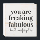 Je bent een Fabulous Inspirerend Funny Houten Kist Print<br><div class="desc">"U bent Freaking Fabulous" een grappig en aardig motivatie citaat op een zwart-wit simpel doosje om uw decor te accentueren en een positieve houding en vertrouwen te wekken voor iedereen die voorbijgaat. Freaking Fabulous for Zazzle ©2020 Paper Grape Co.</div>