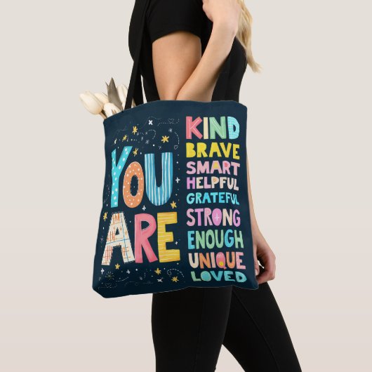 Je bent een Inspirerend positieve typografie Tote Bag (Dichtbij)