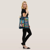 Je bent een Inspirerend positieve typografie Tote Bag (Op model)