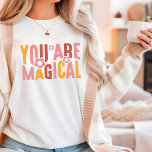 Je bent een magische Retro Groovy Flower Typografi T-shirt<br><div class="desc">U bent Magical Retro Groovy Flower Typography Women's Mode T-Shirt Top kenmerkt de tekst "You are magical" in een retro script typografie die is geaccentueerd met roovy bloemen. Perfect als cadeau voor haar verjaardag,  Kerstmis,  Moederdag,  beste vrienden,  zussen en nog veel meer. Ontworpen door Evco Studio www.zazzle.com/store/evcostudio</div>