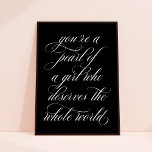Je bent een parel van een meisje-Inspirerend-citaa Poster<br><div class="desc">Deze kunstdruk kenmerkt het mooie kalligrafiemanuscript in zwart op een kic zwarte achtergrond. Het poster luidt: "Je bent een parel van een meisje die de hele wereld verdient". Het is een prachtig cadeau voor elke meisje,  tiener of jonge vrouw.</div>