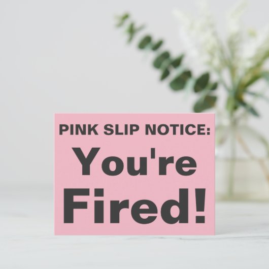 Je bent Fired. Roze slipbriefkaart. Briefkaart (Staand voorkant)