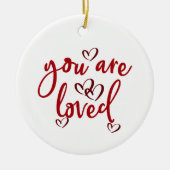 Je bent geliefd, ingewikkeld rood hart keramisch ornament (Voorkant)