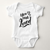 Je bent geliefd - Inspirerend baby Romper (Voorkant)