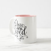 Je bent geliefd tweekleurige koffiemok (Voorkant links)