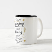 Je bent geweldig, sterk en dapper, sterke vrouwen tweekleurige koffiemok (Voorkant rechts)