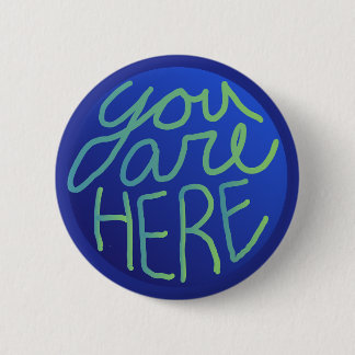 "Je bent Hier" met de hand getekende globe kunst C Ronde Button 5,7 Cm