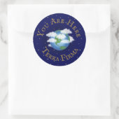 "Je bent hier - Terra Firma" Humoureuze Planet Ear Ronde Sticker (Tas)