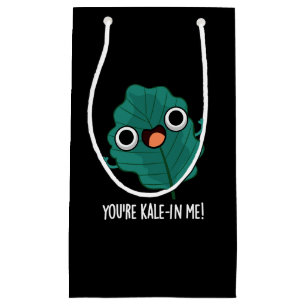 Je bent Kale-in-me Funny Veggie Kale Pun Dark BG Klein Cadeauzakje