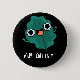 Je bent Kale-in-me Funny Veggie Kale Pun Dark BG Ronde Button 5,7 Cm