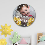 Je bent mijn Sunshine Cute Yellow Sunflower Foto Grote Klok<br><div class="desc">Je bent mijn zonnige zonnesgele zonnebloem Foto grote wandklok. Een cadeautje voor kinderen dit feestdagen. Pas de klok aan door een foto te uploaden. Voor verdere aanpassingen kunt u contact met mij opnemen op mypaperlove2021@gmail.com</div>